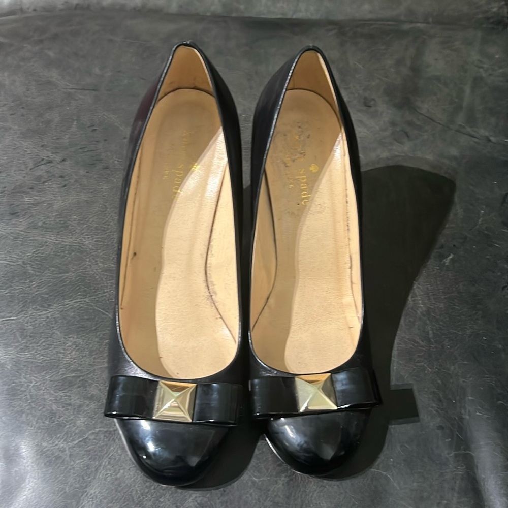 Kate Spade Black Patent Leather Wedge Heels Womens Gold Metal Bow Detail 6B